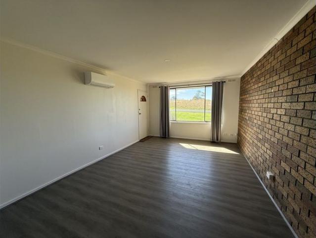 FRESHLY RENOVATED 2 BEDROOM UNIT