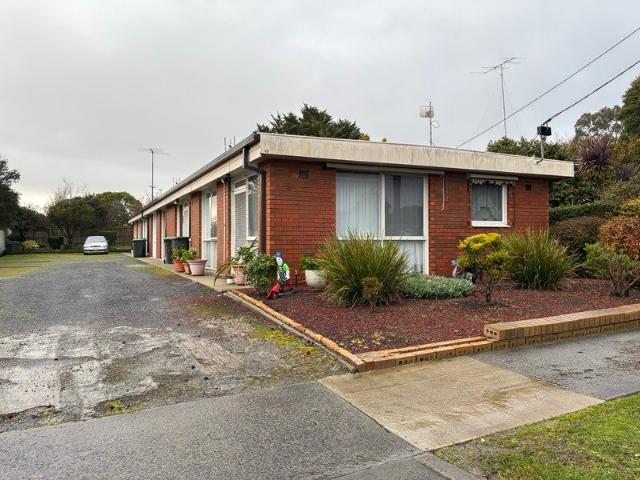 Freshly Renovated 2 Bedroom Unit in a Prime Location