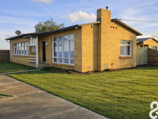 Freshly Renovated 3 Bedroom Home Minutes from Diggers Rest Station