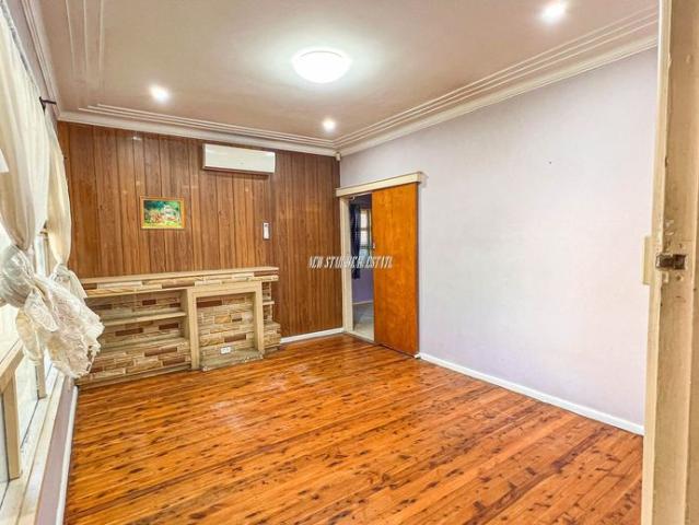 Freshly Renovated 3 Bedroom Half House with Water Usage Included