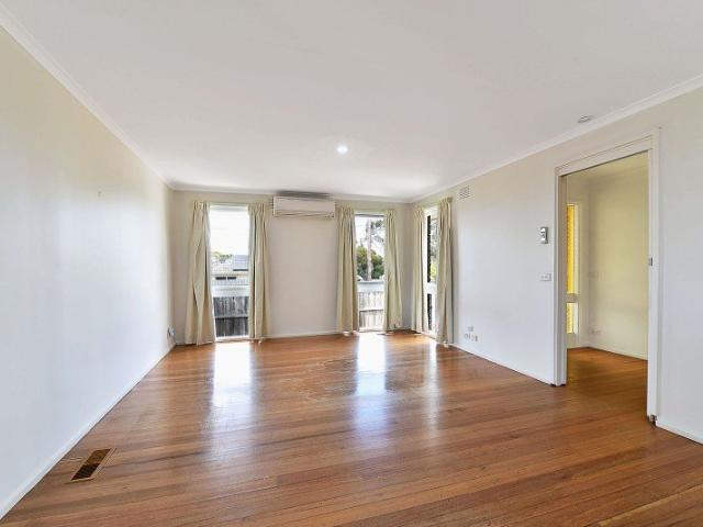 Freshly Renovated 3 Bedroom Unit with Spa Bath & Split System Comfort