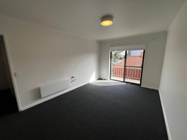 Freshly Renovated Top Floor Apartment in Prime Thornbury Location