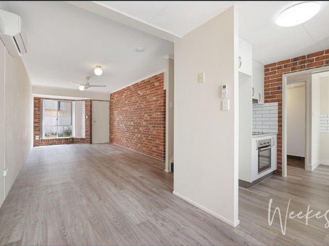 FRESHLY RENOVATED TOWNHOUSE!
