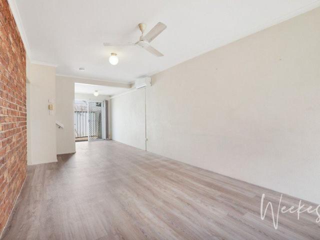 FRESHLY RENOVATED TOWNHOUSE!