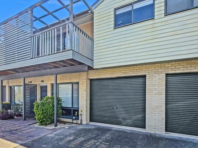 Freshly Renovated Townhouse in Central Location