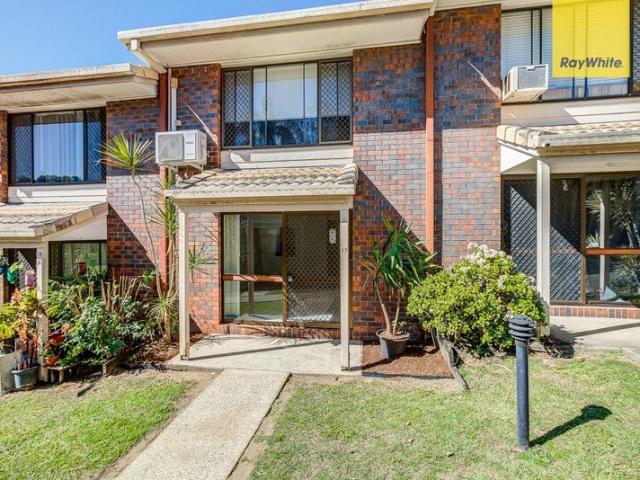 Freshly Renovated Townhouse Living in the Heart of Woodridge