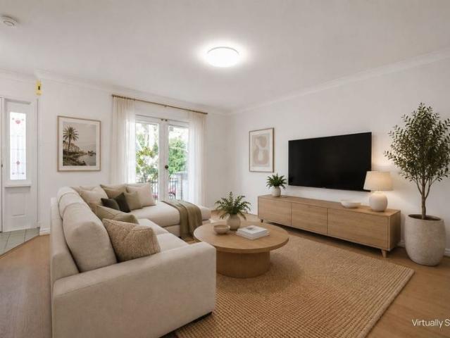 FRESHLY RENOVATED TWO BEDROOM TOWNHOUSE WITH PRIVATE COURTYARD