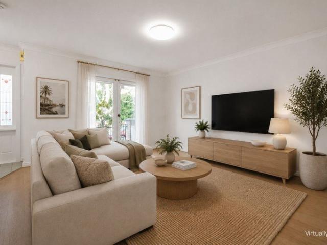 FRESHLY RENOVATED TWO BEDROOM TOWNHOUSE WITH PRIVATE COURTYARD