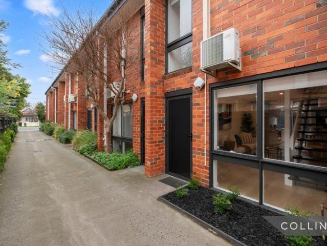 Freshly Renovated Two Level Townhouse in Prime Pocket