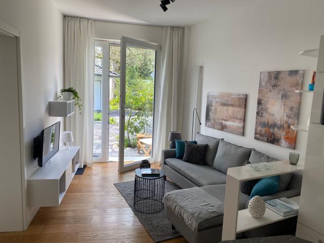 Freshly renovated two room flat on villa plot, new furniture, 20 minutes from Düsseldorf and Essen, Ratingen Amsterdam Apartments for Rent