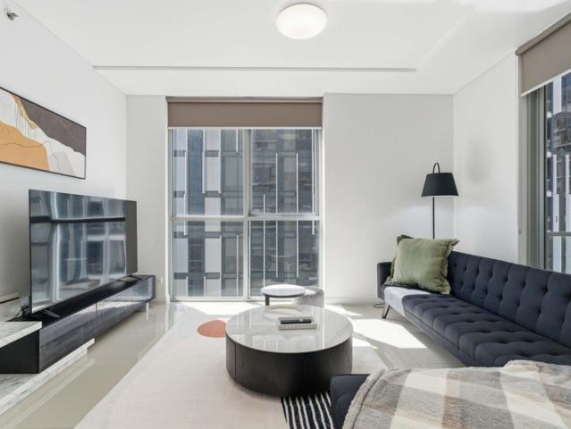 Freshly Renovated Apartment Close to Station & Airport