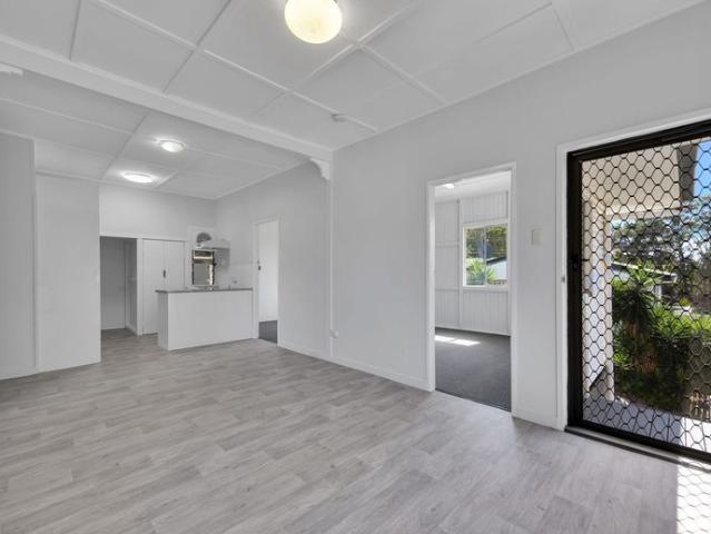 FRESHLY RENOVATED CHARACTER HOME IN THE HEART OF SOUTH GLADSTONE!E