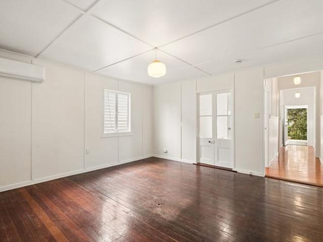 Freshly Renovated Cottage, Unbeatable Location!
