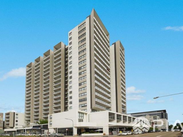 Freshly Renovated Dual Key Apartment with Bright Interiors City and Water Views