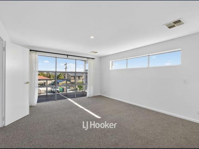 Freshly Renovated Family Home With Your Very Own Stunning Estuary Views!