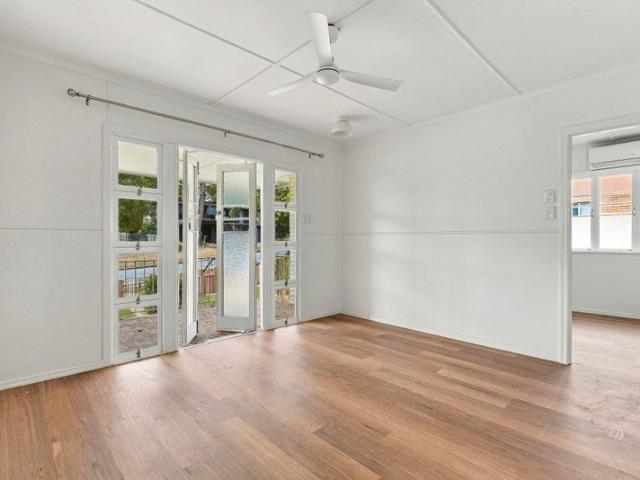 Freshly Renovated Family Home Fresh painting / New Bathroom / New flooring / New Ceiling fan / New curtains