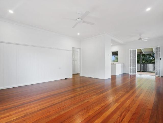 Freshly Renovated Home In Heart of Stafford Heights Garden Maintenance Included!