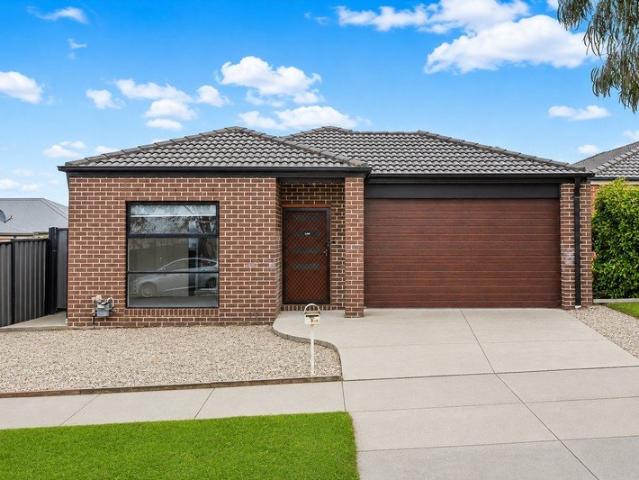 Freshly Renovated Living in an Incredible Pakenham Location