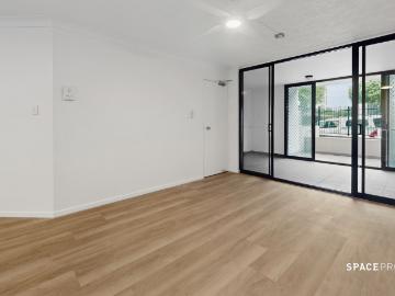 Freshly Renovated New Farm Living With Pool & Parking