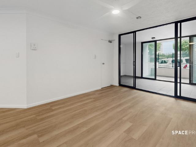 Freshly Renovated New Farm Living With Pool & Parking