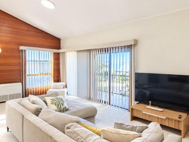 FRESHLY RENOVATED PRIVATE ROOM MODERN & CONVENIENT