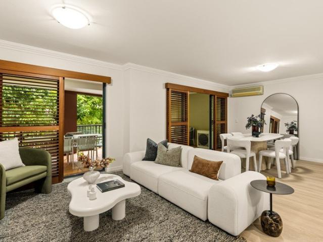 FRESHLY RENOVATED RETREAT WITH AN EXPANSIVE ENTERTAINERS BALCONY