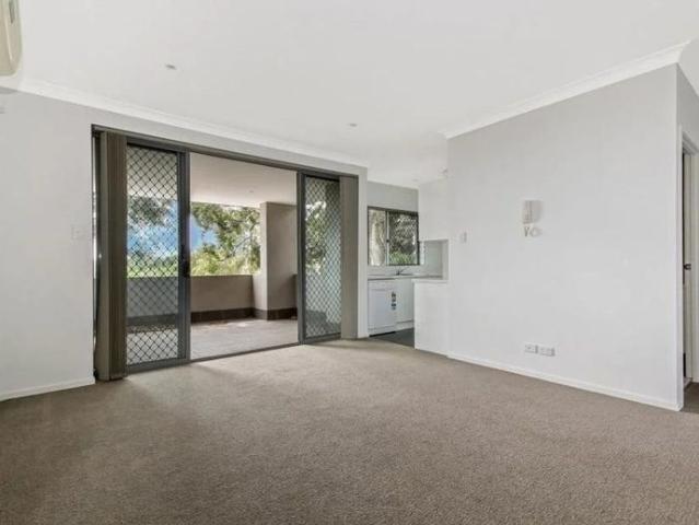 Freshly Renovated & Secure Apartment – Pool in Complex