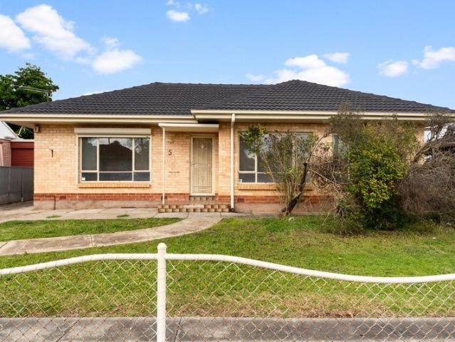 Freshly Renovated, Spacious & with Bonus Rumpus Prime Northfield Location!