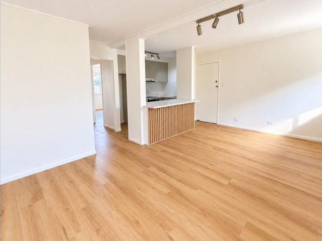 Freshly Updated 2 Bedroom Apartment – Just a Stroll to the Broadwater!