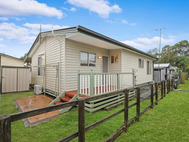 FRESHLY UPDATED 2 BEDROOM HOME IN LAKESIDE LEISURE VILLAGE!