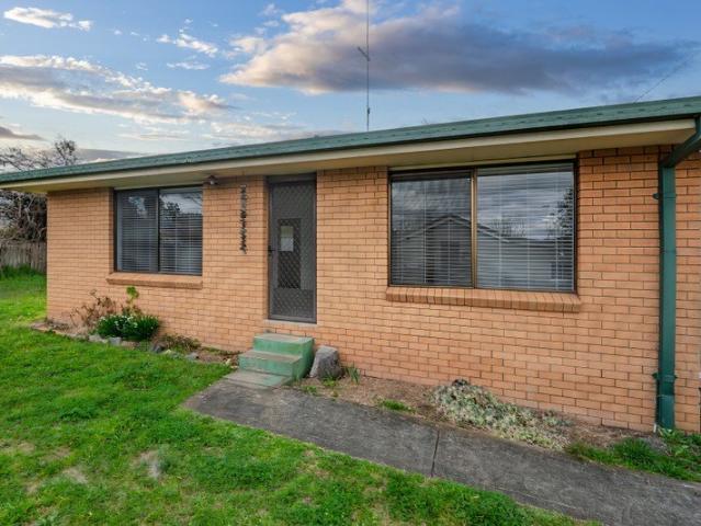 Freshly Updated 2 Bedroom Home Prime Location!