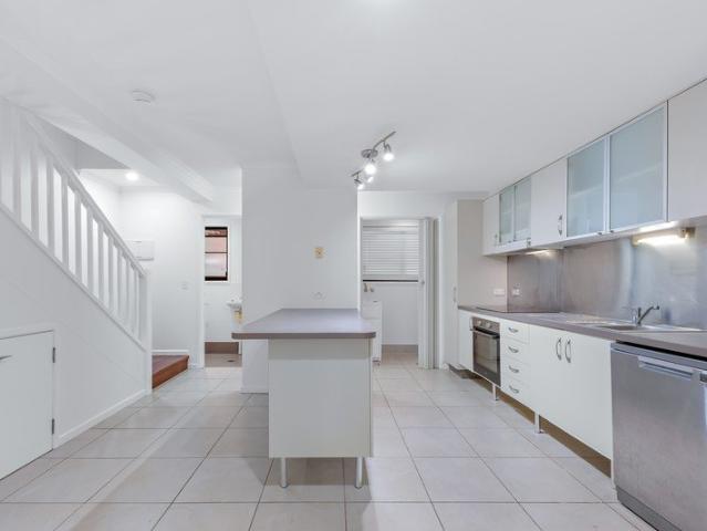 Freshly Updated 2 Bedroom Townhouse in the Heart of Airlie Beach