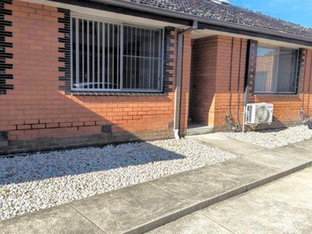 Freshly Updated 2 Bedroom Unit with Garage & Courtyard