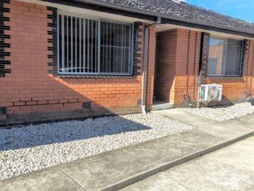 Freshly Updated 2 Bedroom Unit with Garage & Courtyard