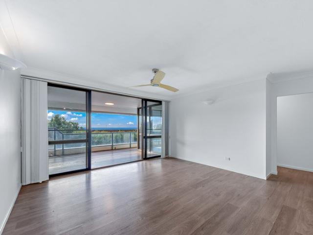 Freshly Updated 2 Bedroom Unit with Modern Finishes & Water Views