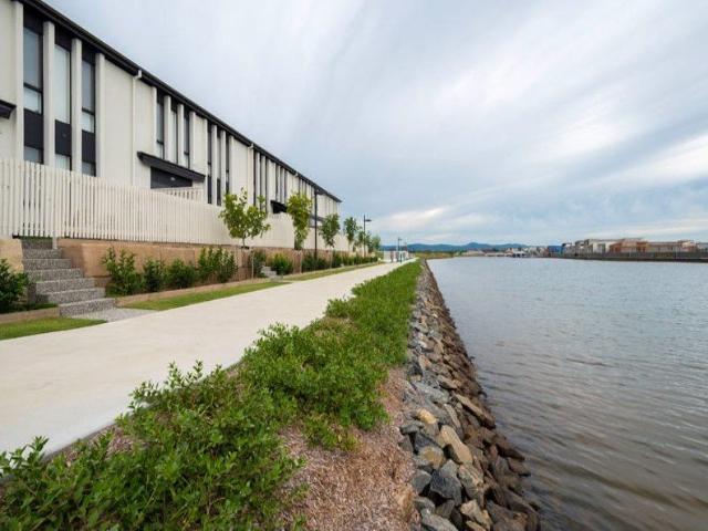 Freshly Updated Coastal Townhouse in the Heart of Hope Island