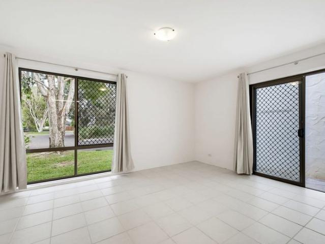 Freshly Updated Coastal Unit with an Impressive Kitchen & Private Courtyard