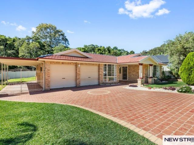 Freshly Updated Coastal Family Home in Quiet Cul de Sac Location