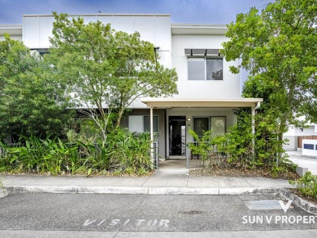 Freshly Updated Calamvale Townhouse with Brand New Flooring