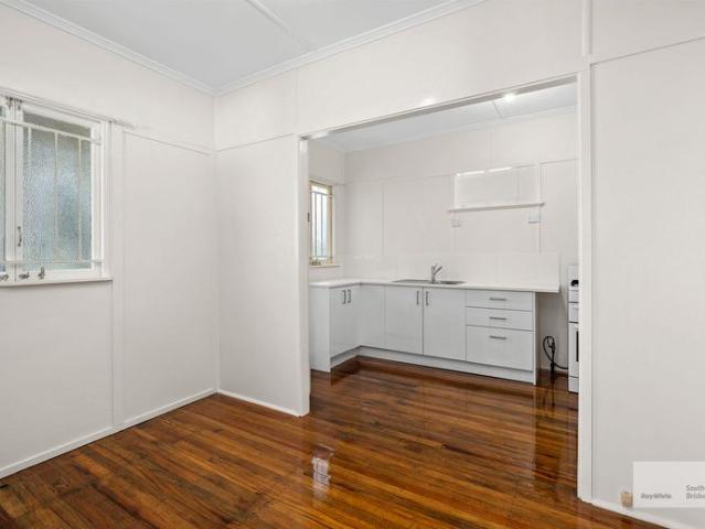 Freshly Updated Apartment in the Heart of Highgate Hill