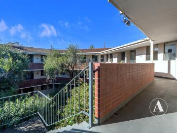 Freshly Updated Apartment Living Opposite Herdsman Lake