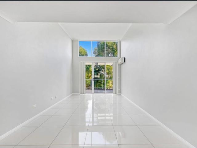 Freshly Updated Apartment with Study