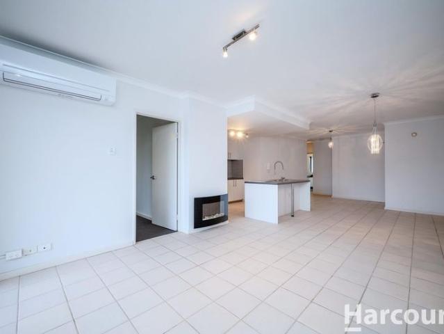 Freshly Updated Apartment with Pool Views & 2 Secure Car Bays!