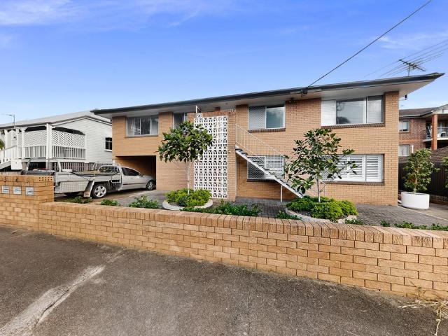 Freshly Updated Ground Floor Unit with Flexible Floorplan in Wooloowin