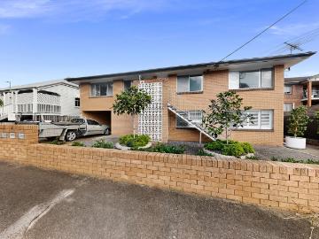 Freshly Updated Ground Floor Unit with Flexible Floorplan in Wooloowin
