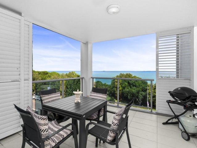 Freshly updated executive apartment with stunning Esplanade views