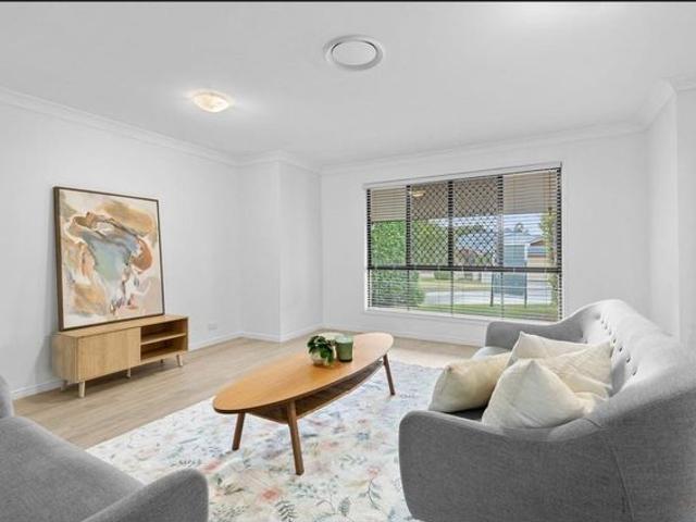 Freshly Updated Family Entertainer with Saltwater Pool in Moggill