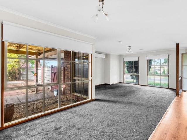 FRESHLY UPDATED FAMILY HOME IN CONVENIENT WERRIBEE LOCATION