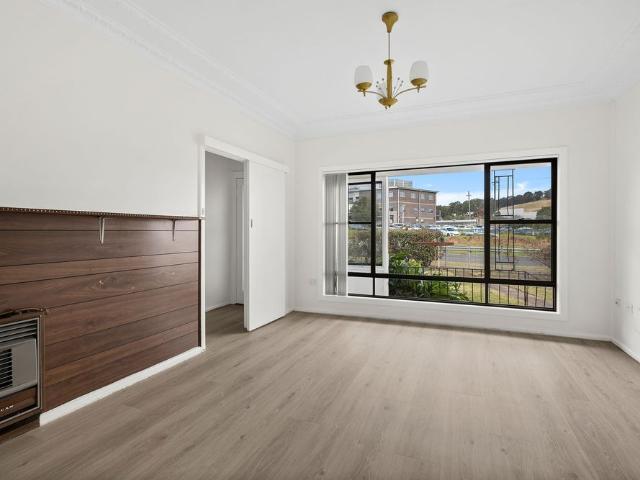 Freshly Updated Family Home in a Convenient Oak Flats Location