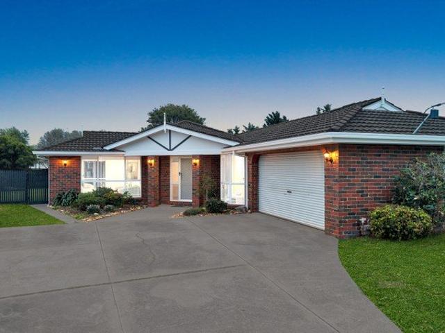 Freshly Updated Family Home on a Whopping Approx. 777 sqm Allotment!